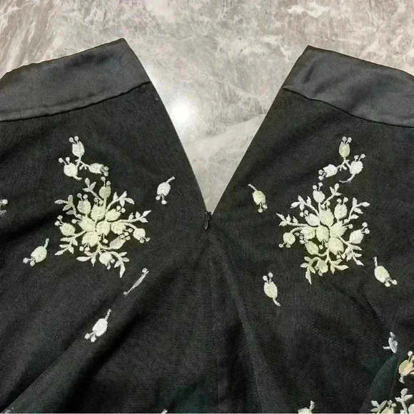 NWOT Ann Taylor Black - White Floral Flare Whit Embroidered Flowers Skirt Size 6 - Picture 8 of 11